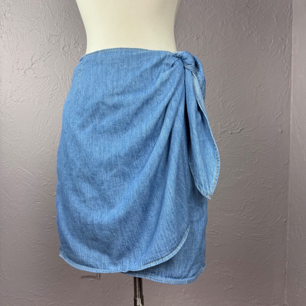 Vintage 90s chambray denim wrap skirt Medium 28" waist cottage core coastal